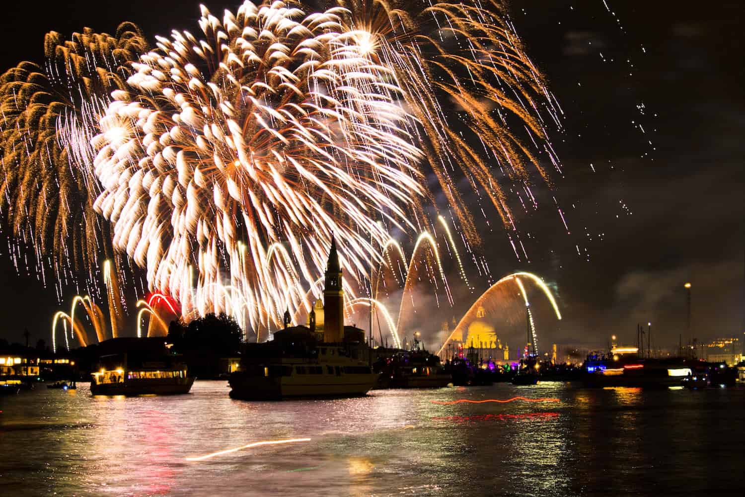 Silvesterfeuerwerk-._fuochi_d_artificio_a_venezia-_la_fenice_et_des_artistes_-_venezia